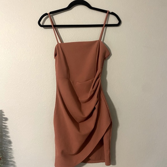 Short Dress. Perfect for formal occasions and homecomings. - Picture 3 of 3